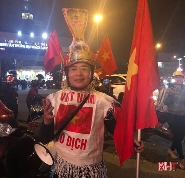 Người dân Hà Tĩnh reo mừng Việt Nam giành AFF Cup 2018