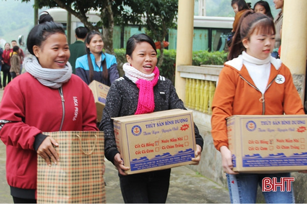 Gần 200 triệu đồng trao tặng bà con dân dộc Chứt dịp Tết Chăm cha bới