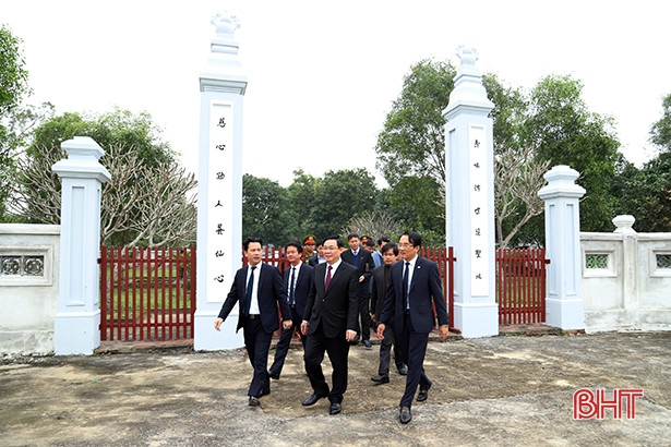 Phó Thủ tướng Vương Đình Huệ dâng hương tưởng niệm Uy Viễn Tướng công Nguyễn Công Trứ