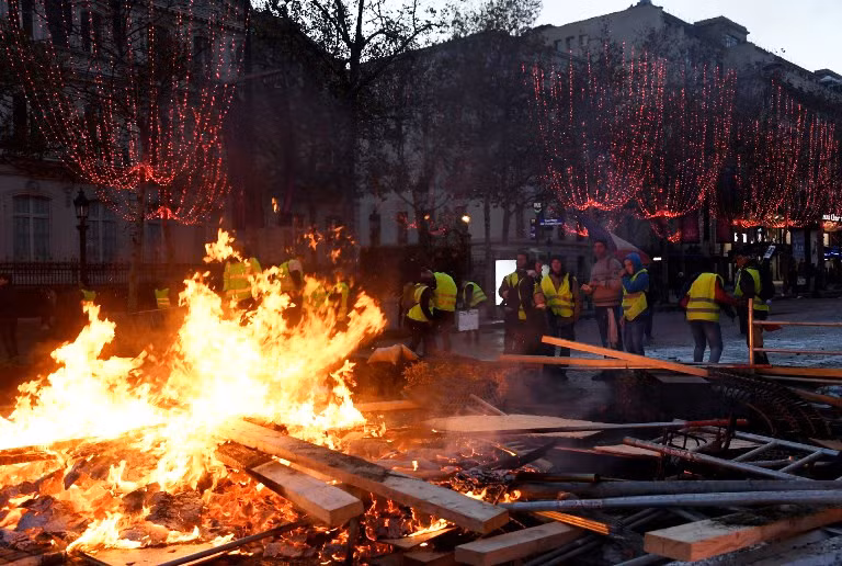 Thảm họa kinh tế sau “cơn bạo loạn áo vàng” lan rộng ở Pháp