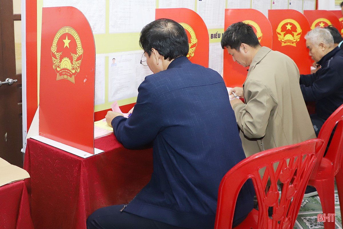 Sau khi thông qua nội quy, quy chế bầu cử và kiểm tra, niêm phong hòm phiếu, các cử tri nhanh chóng hoàn tất thủ tục để bỏ những lá phiếu đầu