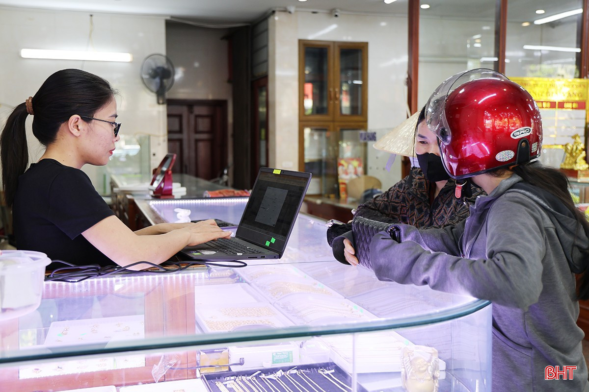 Giá biến động mạnh, người dân thận trọng hơn trước khi "xuống tiền" giao dịch vàng.