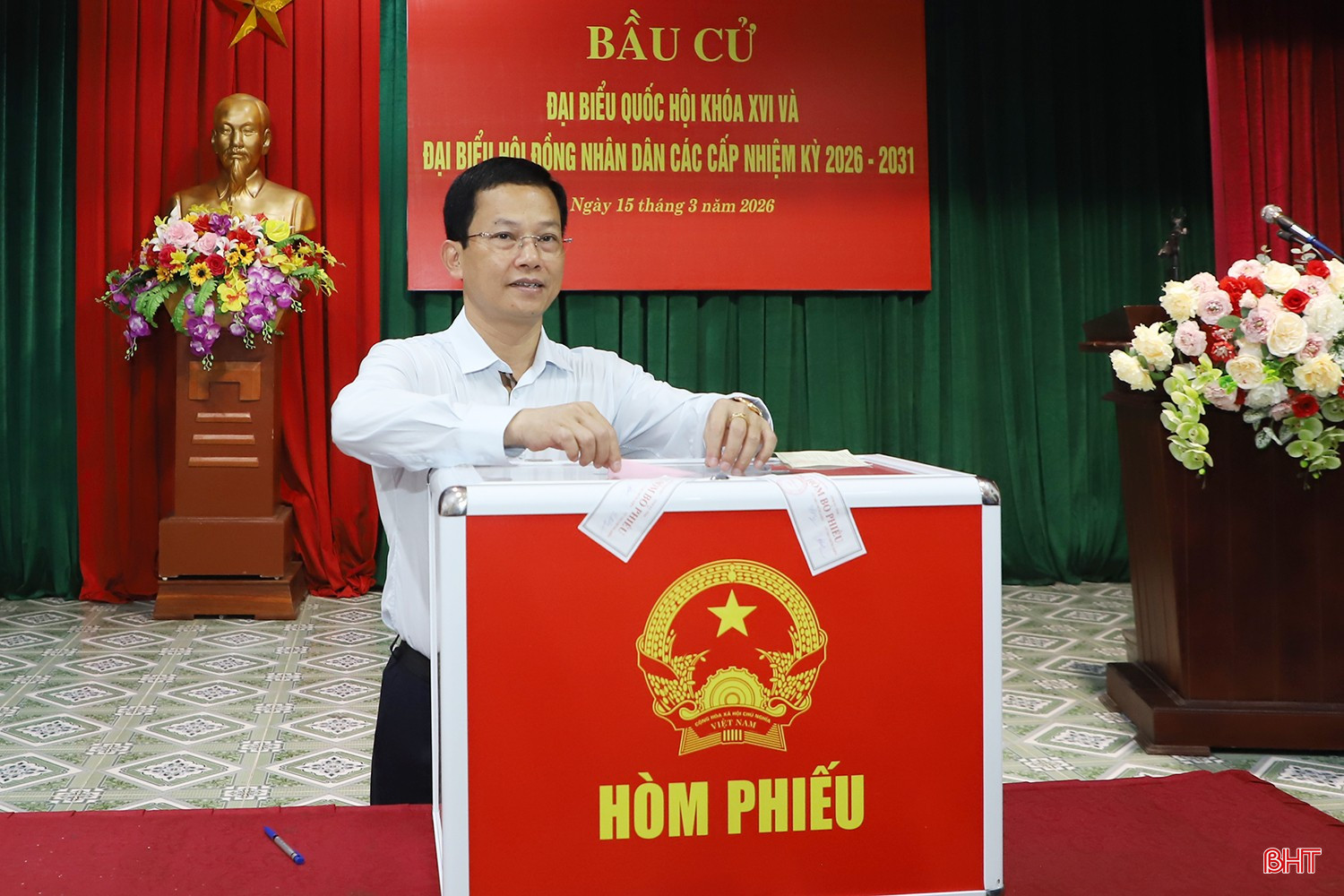 Giám đốc Sở Tài chính Nguyễn Trọng Hiếu tham gia bỏ phiếu tại khu vực bầu cử số 8.