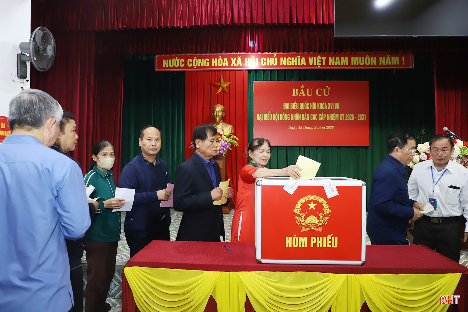 Khu vực bầu cử số 8 tại nhà văn hóa tổ dân phố 5, phường Thành Sen có 1.698 cử tri tham gia bỏ phiếu. Tại kỳ bỏ phiếu lần này, các cử tri tại khu vực bầu cử số 8 sẽ bỏ phiếu bầu 3 ĐBQH, 5 đại biểu HĐND tỉnh, 4 đại biểu HĐND phường.