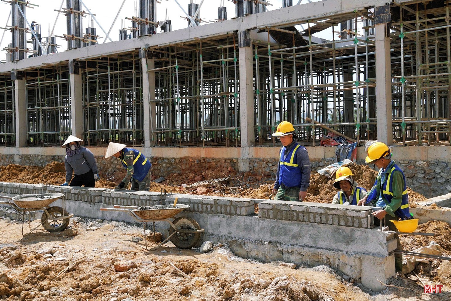 Sự nỗ lực của các chủ đầu tư, nhà thầu không chỉ đảm bảo đúng tiến độ của dự án mà còn góp phần thúc đẩy tiến độ giải ngân vốn đầu tư công.