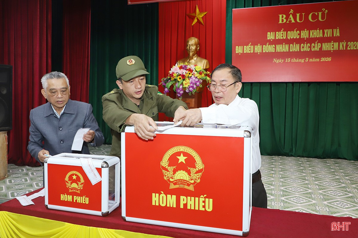 Trước khi tiến hành bỏ phiếu, việc niêm phong hòm phiếu được thực hiện công khai, đúng quy định dưới sự chứng kiến của cử tri.