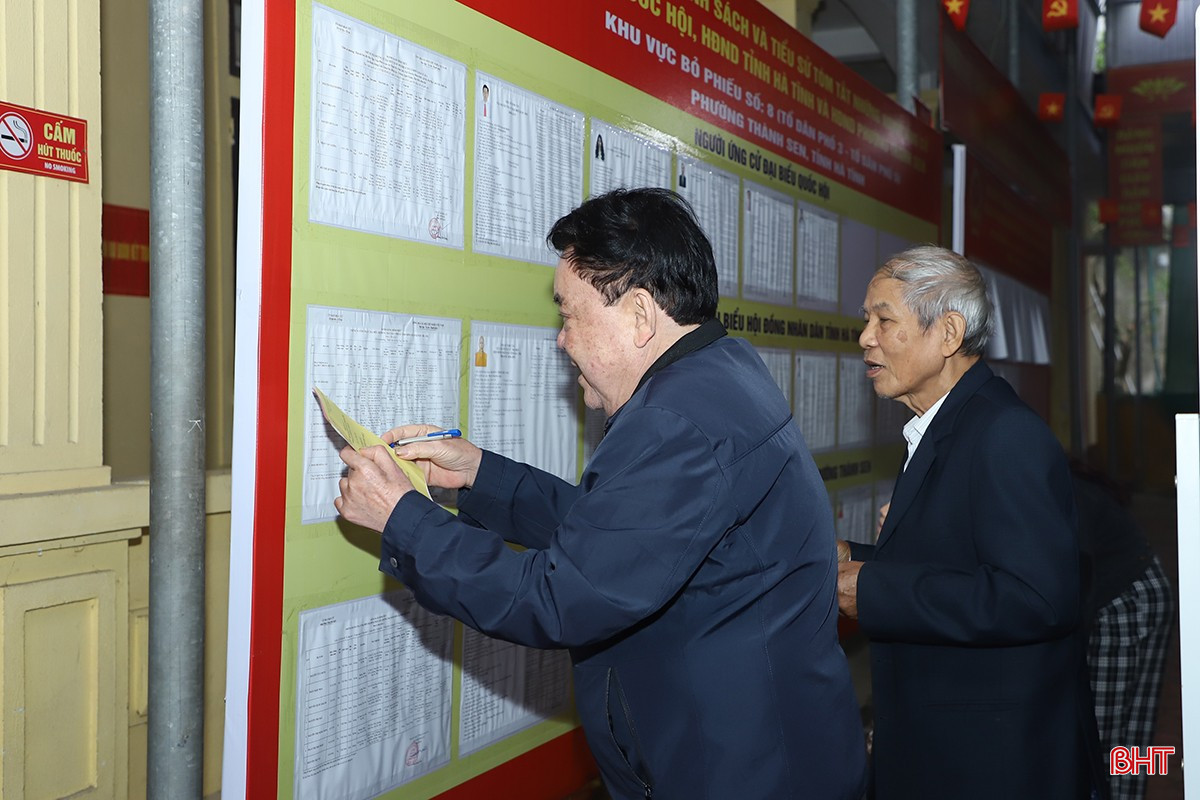 Cử tri nghiên cứu kỹ tiểu sử ứng cử viên nhằm lựa chọn những đại biểu tiêu biểu, đại diện cho ý chí và nguyện vọng của Nhân dân.