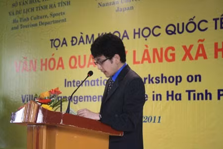 Tiến sỹ Kato Atsufumi trình bày đề dẫn tham luận tại Tọa đàm khoa học quốc tế - Văn hóa quản lý làng xã Hà Tĩnh (Ảnh: Duy Thảo)