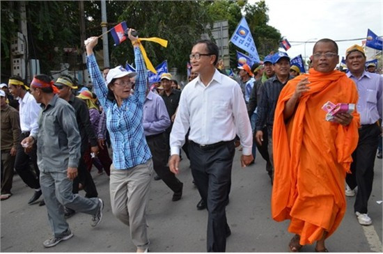 Thủ lĩnh Sam Rainsy dẫn đầu đoàn biểu tình của đối lập đến Quảng trường Dân chủ bất chấp lệnh cấm của Bộ Nội vụ. (Ảnh:Trần Chí Hùng/Vietnam+)