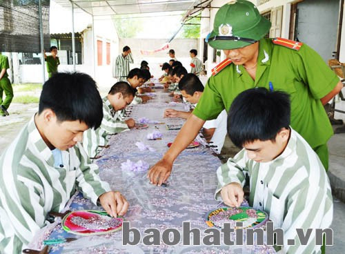 Cán bộ Trại giám Xuân Hà dạy nghề cho phạm nhân.