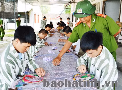 Cán bộ Trại giám Xuân Hà dạy nghề cho phạm nhân.