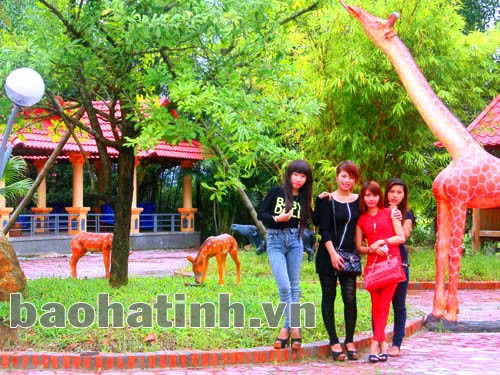 Du khách đến vãn cảnh