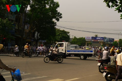 Người dân tụ tập xem đám cháy (Ảnh: PV)