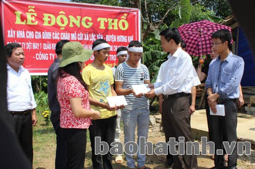 Thông qua sự xâu nối, kêu gọi của Báo Hà Tĩnh, các nhà hảo tâm đã chia sẻ, trao tiền tủng hộ cho các cháu.