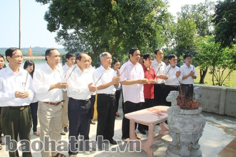 Bí thư Tỉnh ủy Nguyễn Thanh Bình cùng đoàn công tác thắp hương tưởng niệm tại đền thờ những chiến sỹ đã ngã xuống trong thời kỳ xây dựng, chiến đấu và bảo vệ sân bay Li Bi.