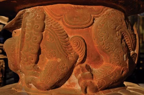 Trích đoạn tượng sư tử thời Lý trên bệ tượng Từ Đạo Hạnh, chùa Thầy, Hà Nội.