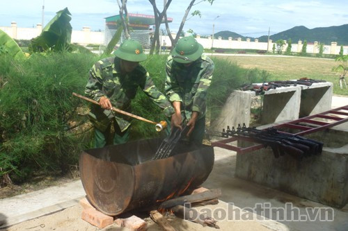 Bảo dưỡng, lau chùi vũ khí sau diễn tập. Bảo dưỡng, lau chùi vũ khí sau diễn tập.