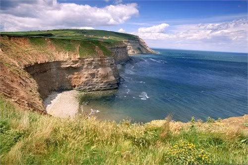 Những vách đá ở Boulby trông vô cùng hùng vĩ, thích hợp cho bạn làm một chuyến đi bộ kết hợp ngắm cảnh. Đây cũng chính là những vách đá cao nhất của bờ biển phía Đông nước Anh với độ cao gần 200 m.