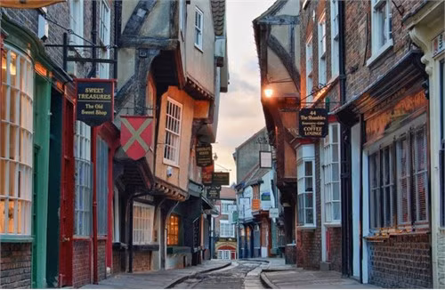 Những con phố của York mang vẻ đẹp như tranh vẽ, từ các ô cửa, tường gạch đến mái nhà đều đậm nét thời gian mà vẫn rực rỡ màu sắc. Con đường trung cổ Shambles được mệnh danh là con phố đẹp nhất nước Anh vào năm 2010.