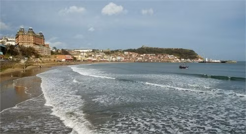 Scarborough là nơi có khu nghỉ dưỡng cạnh biển đầu tiên của nước Anh với hai bãi cát tuyệt đẹp để bạn tha hồ nằm phơi nắng. Ngoài ra Scarborough còn sở hữu vô số các lâu đài cổ trong vùng dành cho những người muốn khám phá lịch sử.