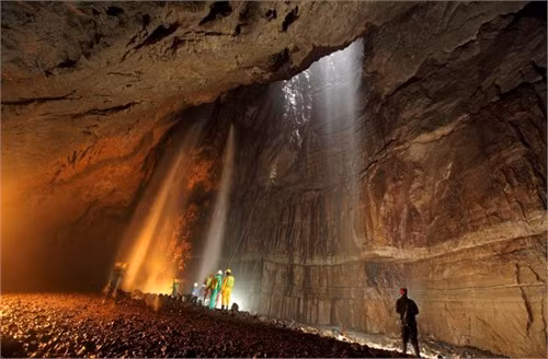 Gaping Gill thuộc Vườn Quốc gia Yorkshire Dales, nằm ở phía bắc Yorkshire, là hang động lớn nhất nước Anh. Bạn phải trượt xuống khoảng 110 m từ miệng hang mới đến đáy và bắt đầu hành trình thám hiểm. Bên trong hang còn có cả một thác nước lớn có tuổi đời lên đến 300 triệu năm.