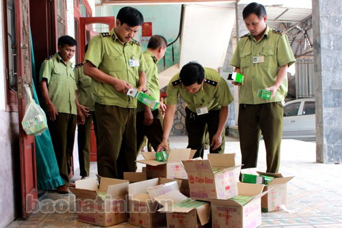 Kiểm tra lô bóng đèn Trung Quốc dán nhãn mác Rạng Đông.