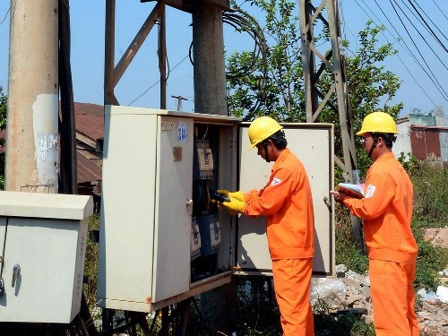 Nhân viên ngành điện kiểm tra thiết bị (minh họa)