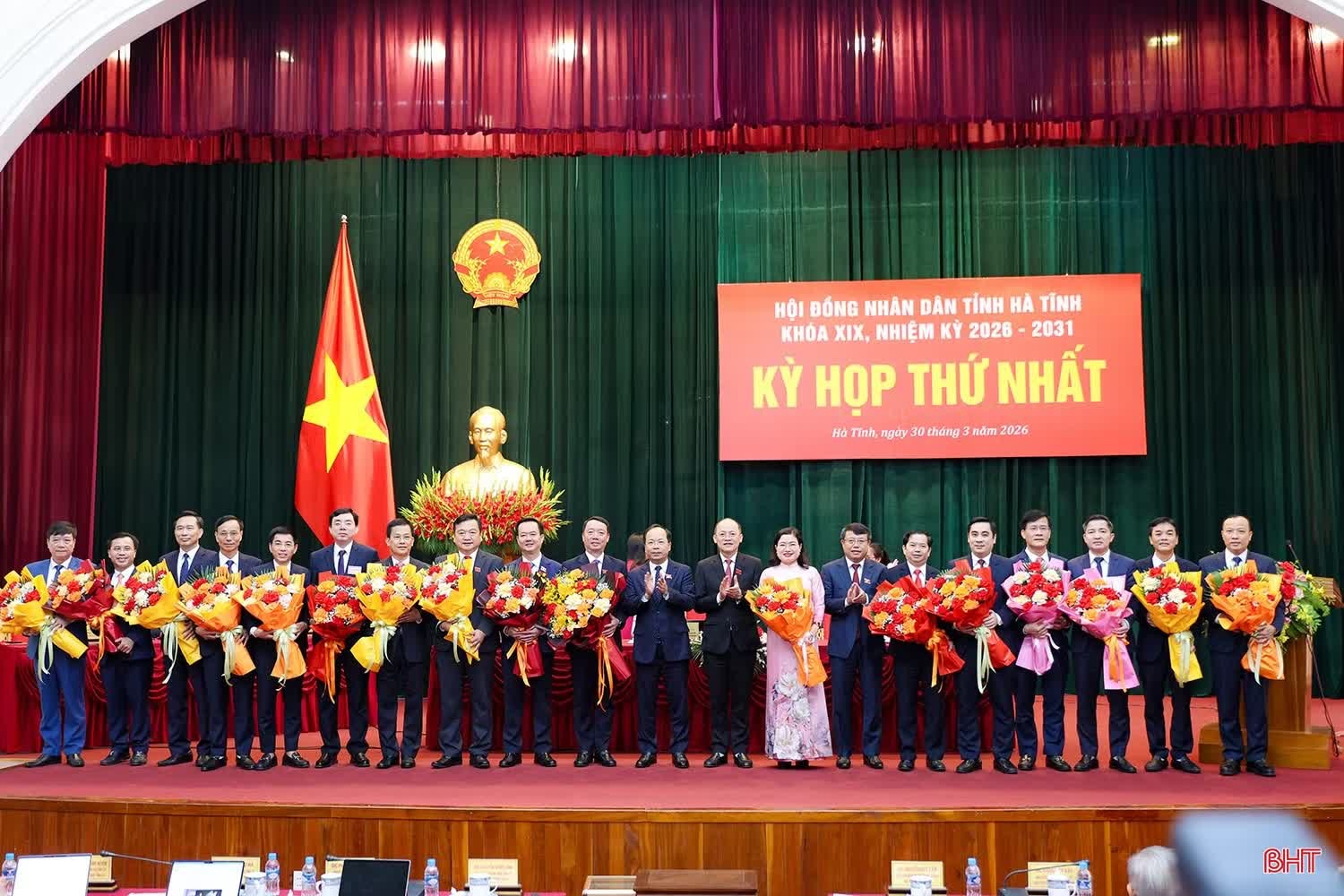 Đồng chí Nguyễn Duy Lâm - Ủy viên BCH Trung ương Đảng, Bí thư Tỉnh ủy và các đồng chí Thường trực HĐND tỉnh tặng hoa chúc mừng lãnh đạo UBND tỉnh và các Ủy viên UBND tỉnh nhiệm kỳ 2026-2031.