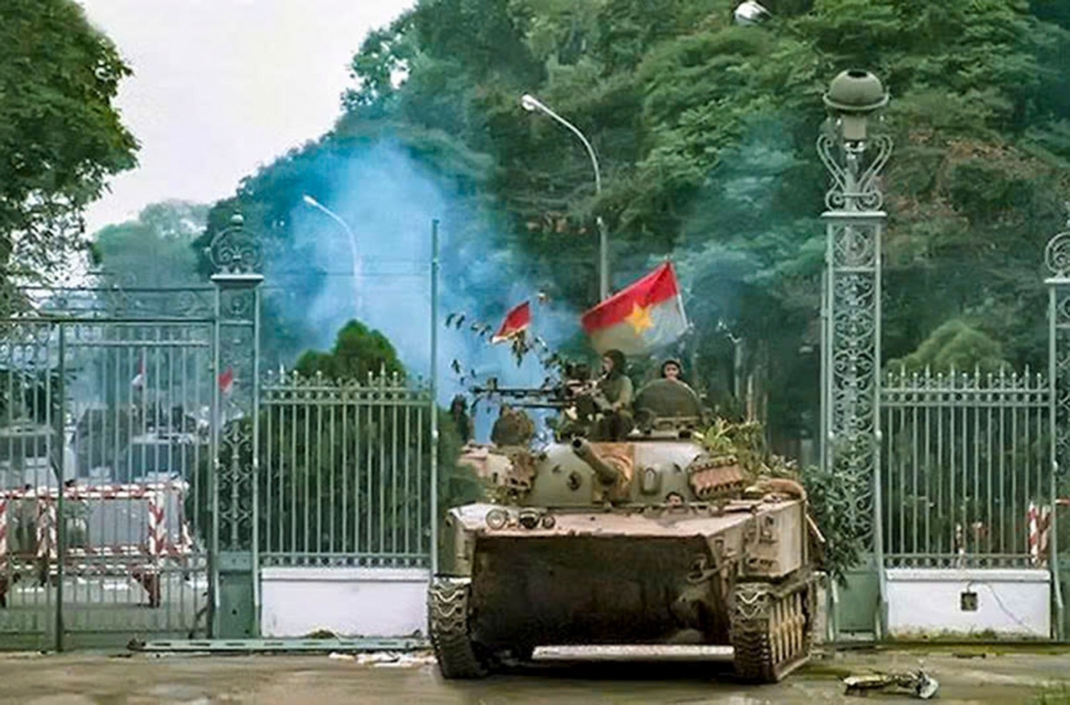 Xe tăng quân giải phóng húc đổ cổng Dinh Độc Lập trưa ngày 30/4/1975. Ảnh tư liệu.