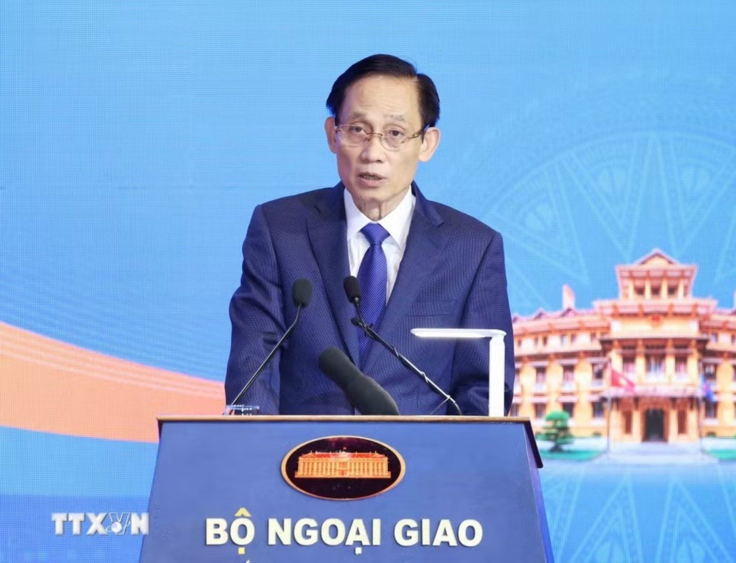 ttxvn-0508-thuong-truc-ban-bi-thu-tran-cam-tu-du-phien-hop-doi-ngoai-dang-doi-ngoai-nhan-dan-3jpg-3724.jpg