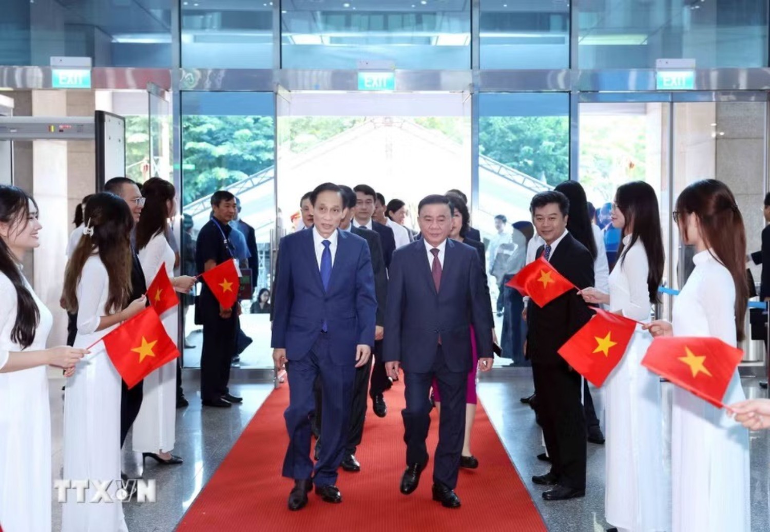 ttxvn-0508-thuong-truc-ban-bi-thu-tran-cam-tu-du-phien-hop-doi-ngoai-dang-doi-ngoai-nhan-dan-7jpg-4372.jpg