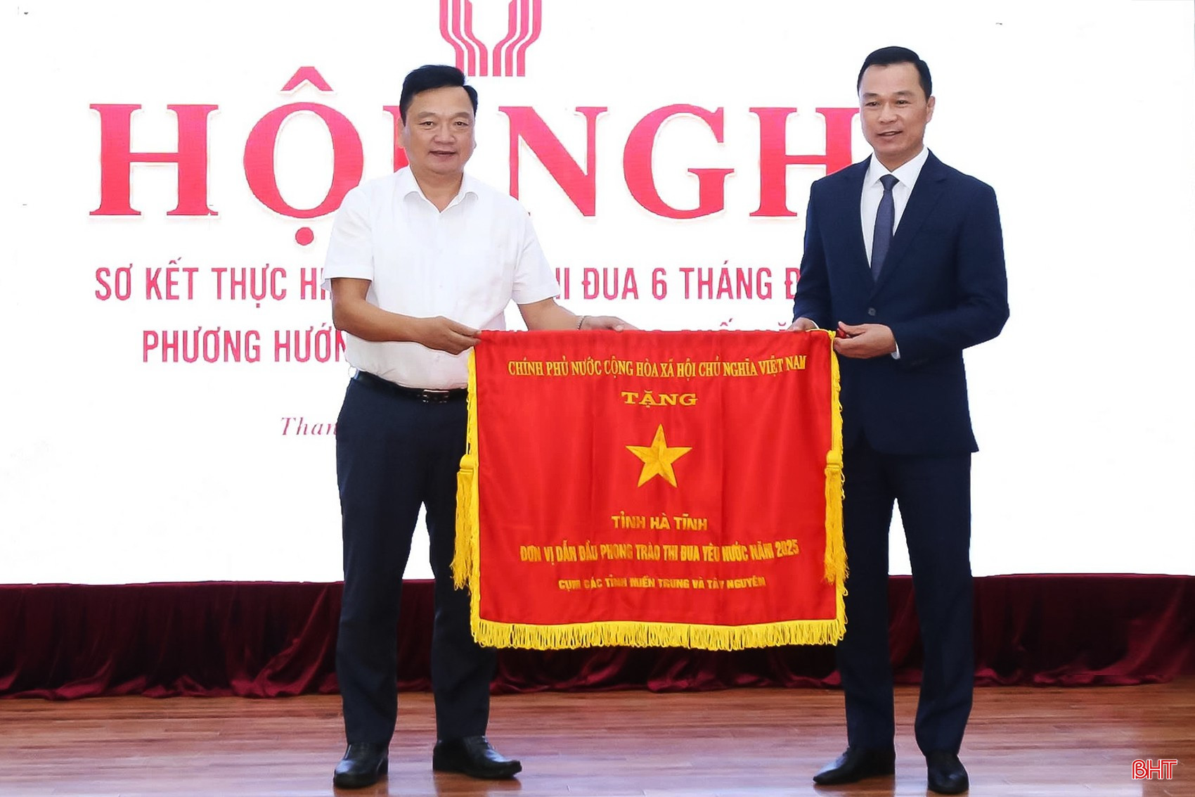 Thay mặt lãnh đạo tỉnh, đồng chí Hồ Huy Thành - Phó Chủ tịch UBND tỉnh đón nhận cờ thi đua của Chính phủ do đồng chí Tô Anh Dũng - Phó Bí thư Tỉnh ủy, Chủ tịch UBND tỉnh Thanh Hoá, đại diện cụm thi đua trao tặng.