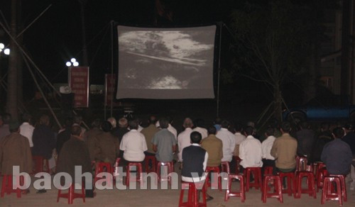 Một buổi chiếu phim ở Khu điều dưỡng người có công với cách mạng xã Thạch Bằng. Một buổi chiếu phim ở Khu điều dưỡng người có công với cách mạng xã Thạch Bằng.