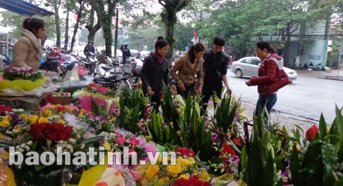 Hoa dành cho ngày lễ trọng của các nhà giáo tràn ngập khắp phố phường