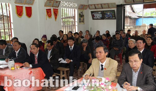 Các đại biểu lắng nghe ý kiến cử tri