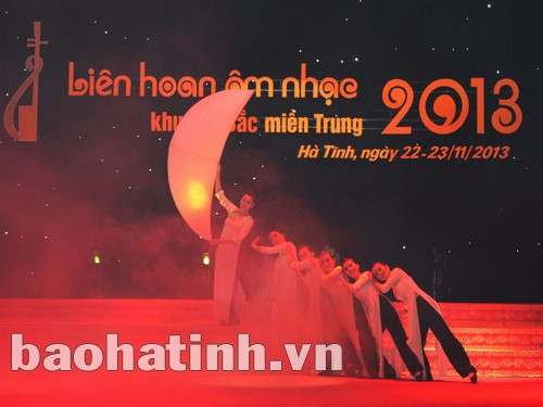 Ca khúc "Nhìn trăng nhớ mẹ" của nhạc sỹ Trịnh Ngọc Châu được dàn dựng công phu