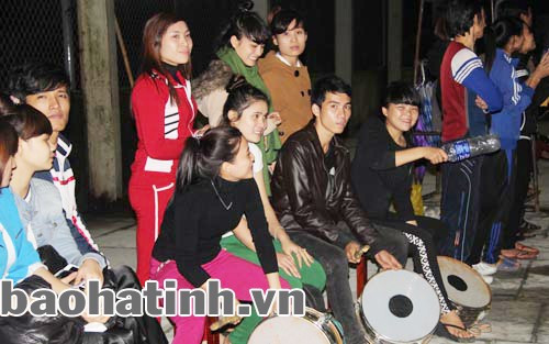 Đông đảo sinh viên đến xem và động viên nhiệt tình cho các đội bóng