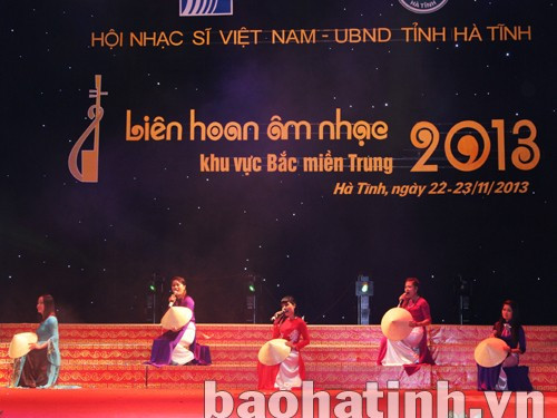 Tác phẩm "Bâng khuâng câu ví giặm của nhạc sỹ Trịnh Quang Thuận qua sự thể hiện của tốp nữ Chi hội nhạc sỹ Nghệ An