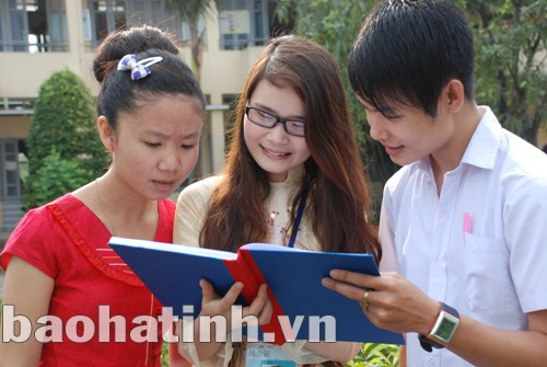 Sinh viên 2 nước Việt Nam - Lào trao đổi kinh nghiệm học tập tại Trường Đại học Hà Tĩnh. Ảnh: Sỹ Ngọ Sinh viên 2 nước Việt Nam - Lào trao đổi kinh nghiệm học tập tại Trường Đại học Hà Tĩnh. Ảnh: Sỹ Ngọ