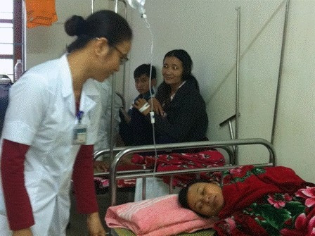 Bệnh nhân ngộ độc thực phẩm đang được chăm sóc tại khoa Truyền nhiễm (Bệnh viện Đa khoa tỉnh).