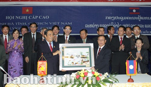 Đoàn lãnh đạo tỉnh Hà Tĩnh trao quà lưu niệm cho lãnh đạo tỉnh Bolikhamxay Đoàn lãnh đạo tỉnh Hà Tĩnh trao quà lưu niệm cho lãnh đạo tỉnh Bolikhamxay