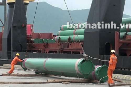 Cảng Vũng Áng Việt - Lào đã triển khai quyết liệt các giải pháp đáp ứng yêu cầu bốc xếp hàng hóa thông qua cảng nhanh, gọn.