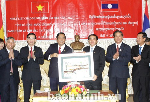 Đoàn lãnh đạo tỉnh Hà Tĩnh trao quà lưu niệm cho lãnh đạo tỉnh Luông Pha Băng Đoàn lãnh đạo tỉnh Hà Tĩnh trao quà lưu niệm cho lãnh đạo tỉnh Luông Pha Băng