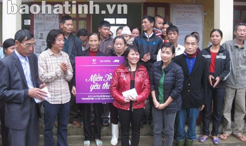 Ban đại diện Cha mẹ học sinh Trường Mầm non Sơn Phúc và ca sĩ Mỹ Linh