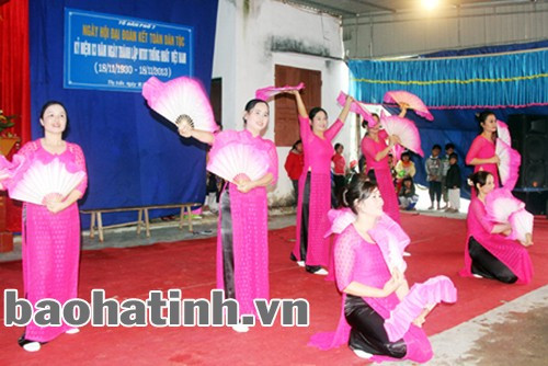 Múa hát trong Ngày hội ở tổ dân phố 7, thị trấn Thạch Hà (Thạch Hà). Múa hát trong Ngày hội ở tổ dân phố 7, thị trấn Thạch Hà (Thạch Hà).