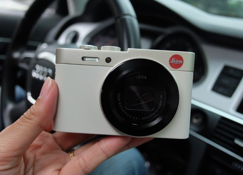 Leica C phiên bản màu vàng sâm panh và logo Leica màu đỏ nổi bật.