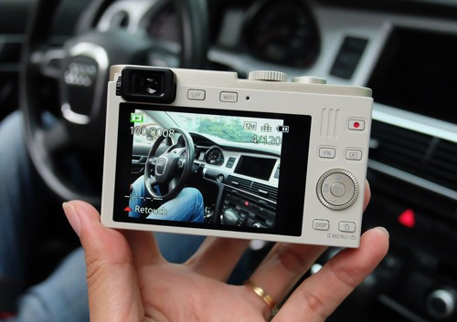 Màn hình 3 inch phía sau sắc nét với độ phân giải 920.000 pixel.