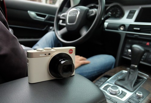 Máy có ống kính zoom quang ấn tượng 7,1x.