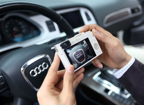 Máy rất nhỏ gọn nên dễ dàng cầm trên tay cũng như cất trong túi xách hay áo vest.