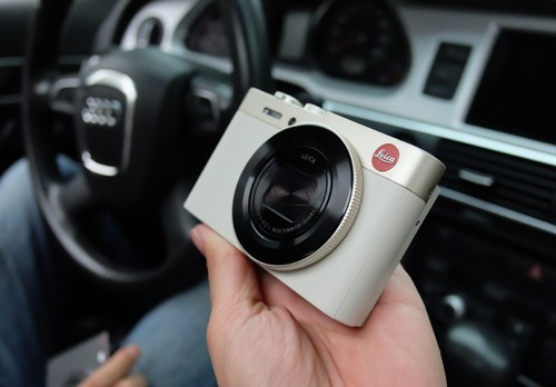 Leica C có một vòng chỉnh ở ống kính cho phép thay đổi ISO, tốc độ màn trập theo thói quen người dùng.